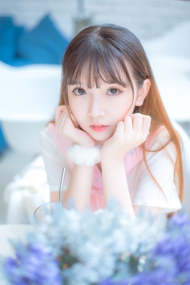 “嗯，家父最近身体不适，妾身明日想回娘家一趟。”美妇有些为难的看向刘璝，毕竟自己夫君久在军中，难得回来，自己却不能够陪伴左右，心中有些愧疚。